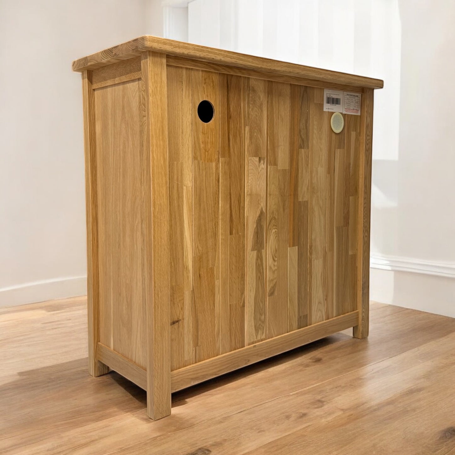 Solid oak cabinet with closed double doors – SE Furniture Outlet