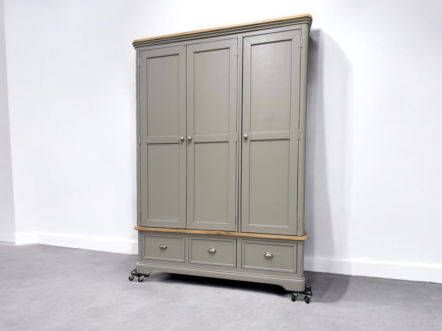 Solid Oak & Grey Painted Triple Wardrobe w/Curved Edges & Corners RRP £1449