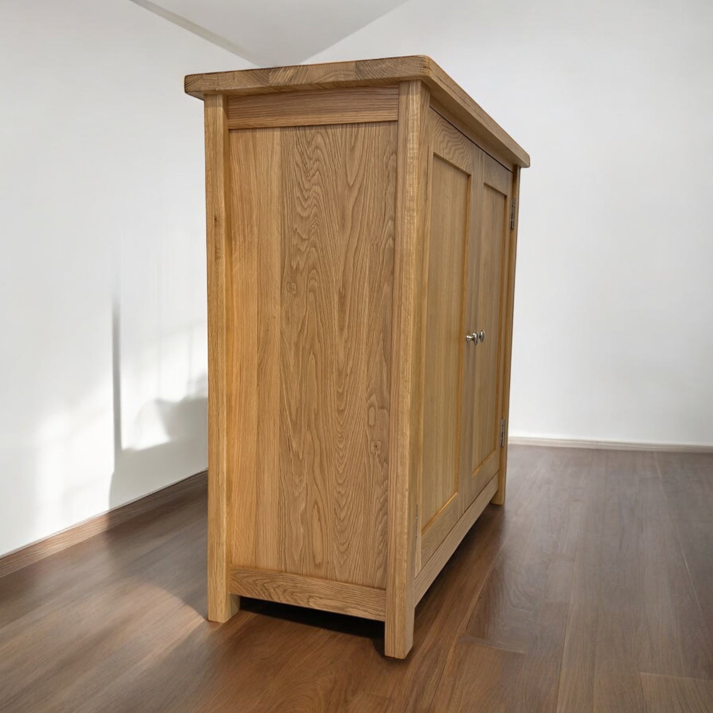 Solid oak cabinet with closed double doors – SE Furniture Outlet