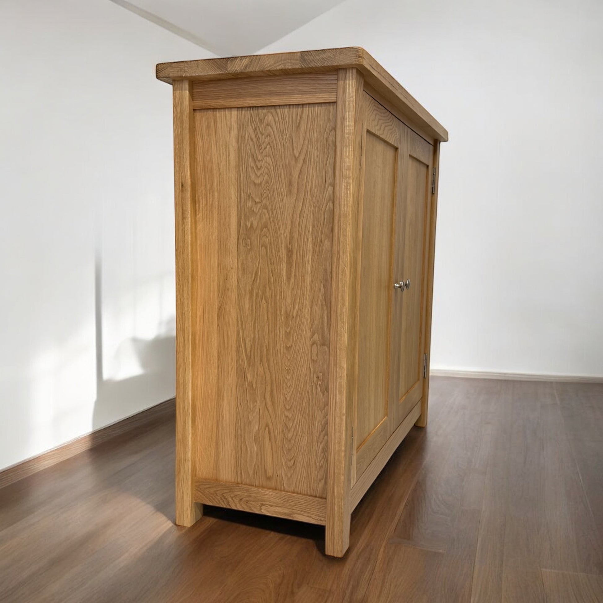 Solid oak cabinet with closed double doors – SE Furniture Outlet