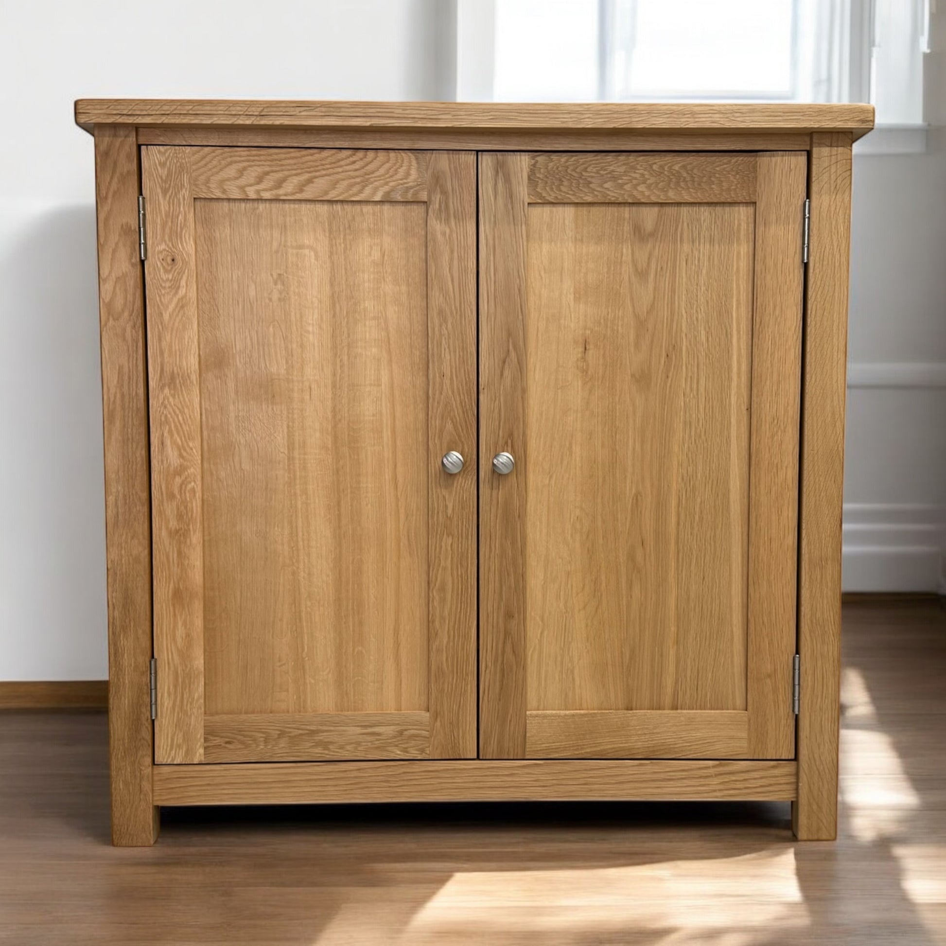 Solid oak cabinet with closed double doors – SE Furniture Outlet
