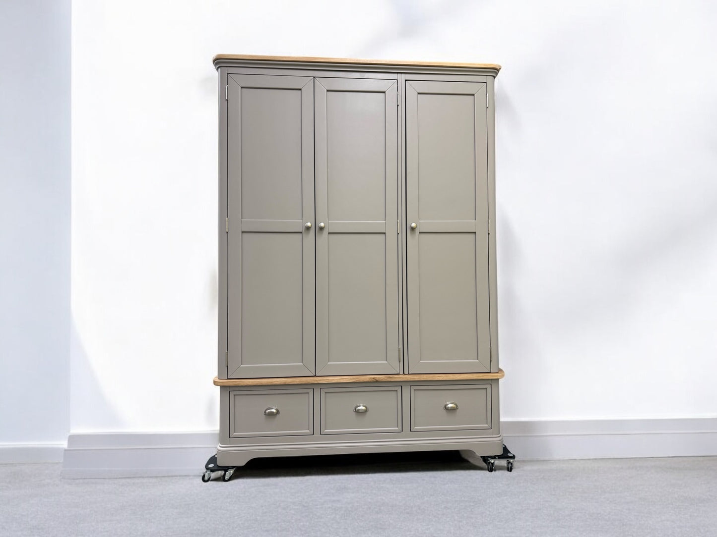 Solid Oak & Grey Painted Triple Wardrobe w/Curved Edges & Corners RRP £1449