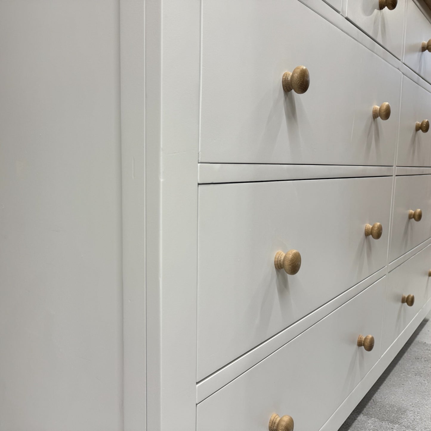White Wax Finished Oak Top 10 Drawer Chest, Chester Pure White Range RRP £1100
